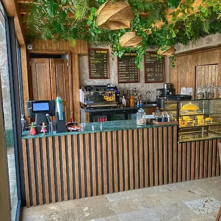 Takaev Cave House אוצ'יסר