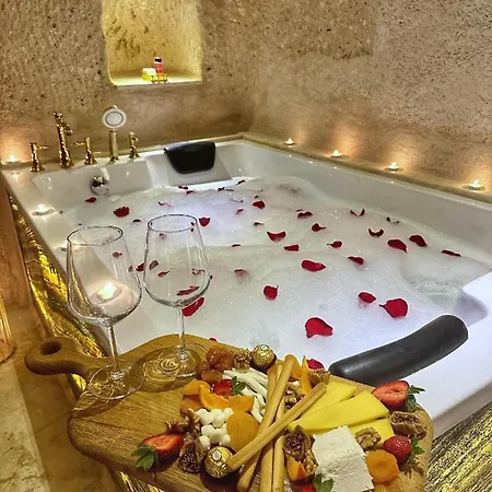 Takaev Cave House فندق
