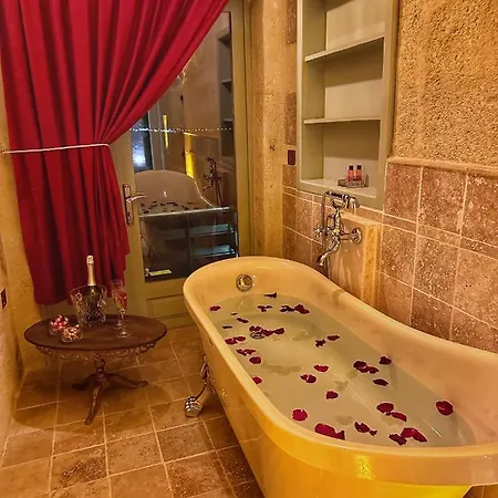 فندق Takaev Cave House 2*
