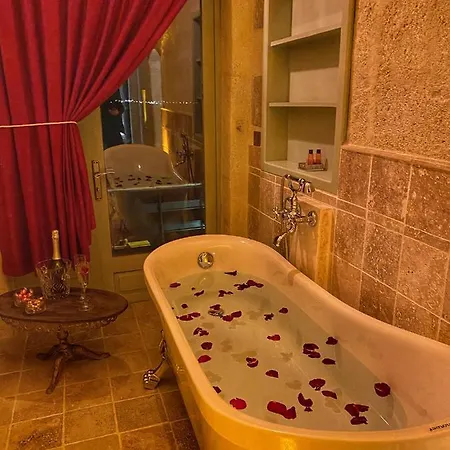 Takaev Cave House فندق