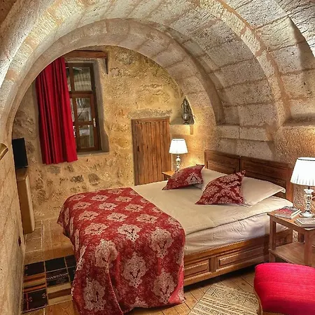 מלון Takaev Cave House 2*